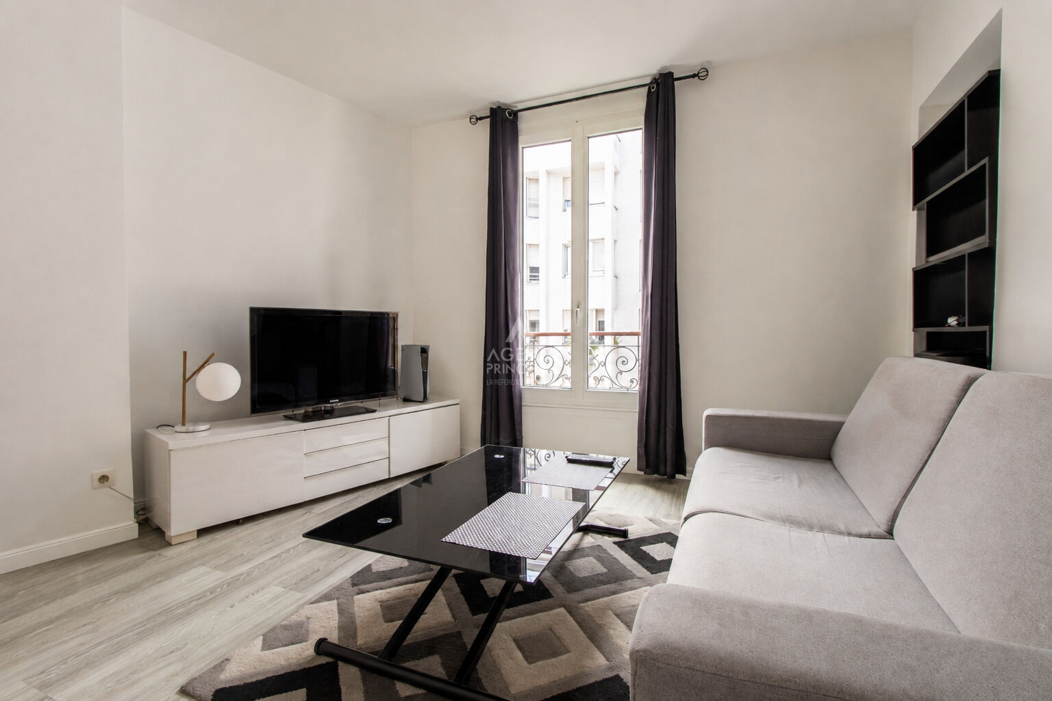 MONTMARTRE AU DERNIER ETAGE - APPARTEMENT DE DEUX PIECES