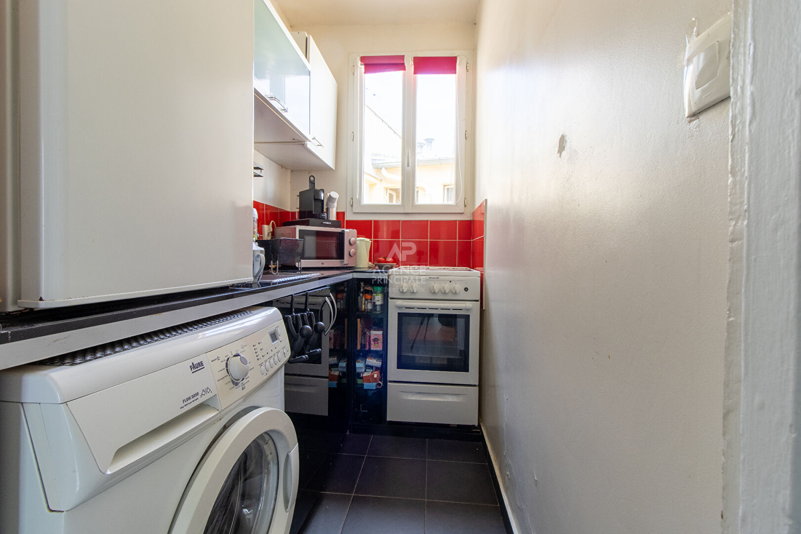 MONTMARTRE AU DERNIER ETAGE - APPARTEMENT DE DEUX PIECES - Photo 2