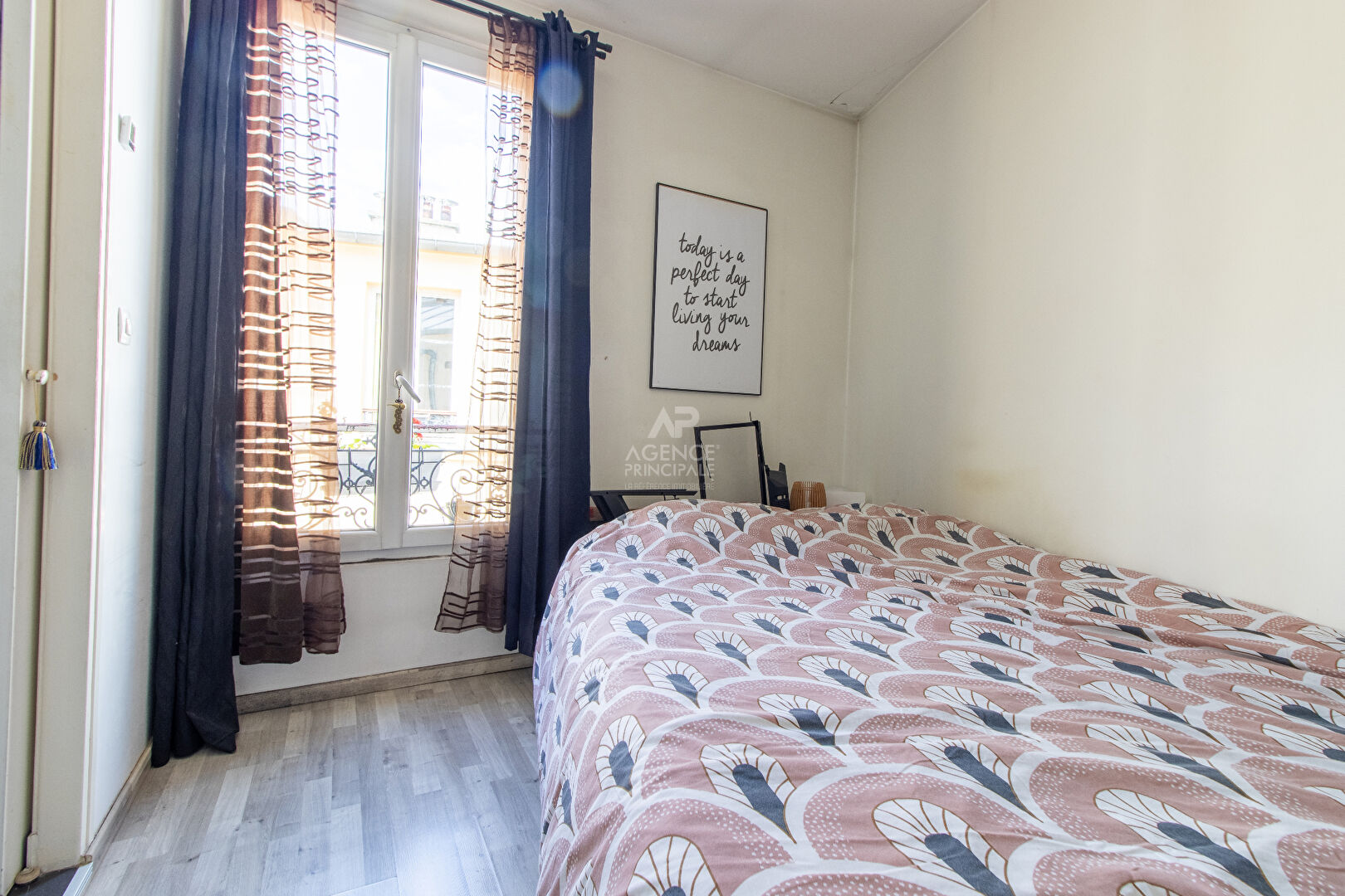 MONTMARTRE AU DERNIER ETAGE - APPARTEMENT DE DEUX PIECES - Photo 3