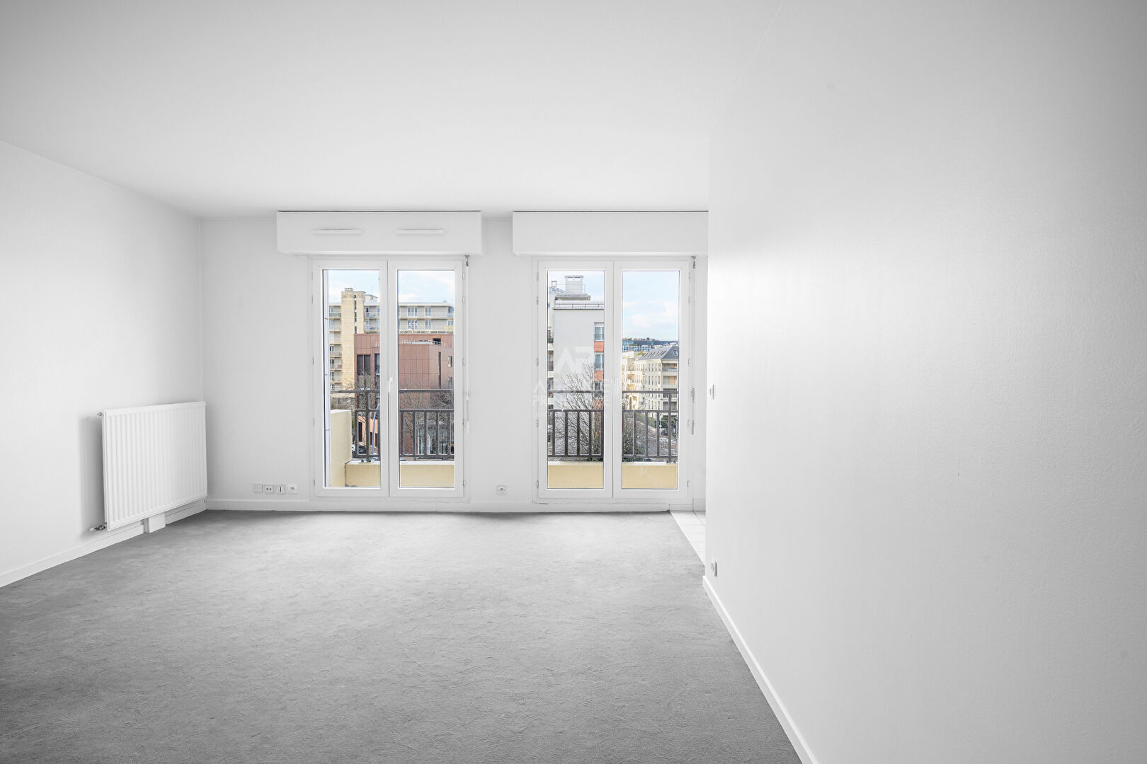 UN STUDIO LUMINEUX AVEC BALCON ET PARKING.