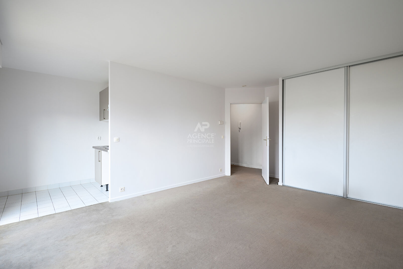 UN STUDIO LUMINEUX AVEC BALCON ET PARKING. - Photo 2