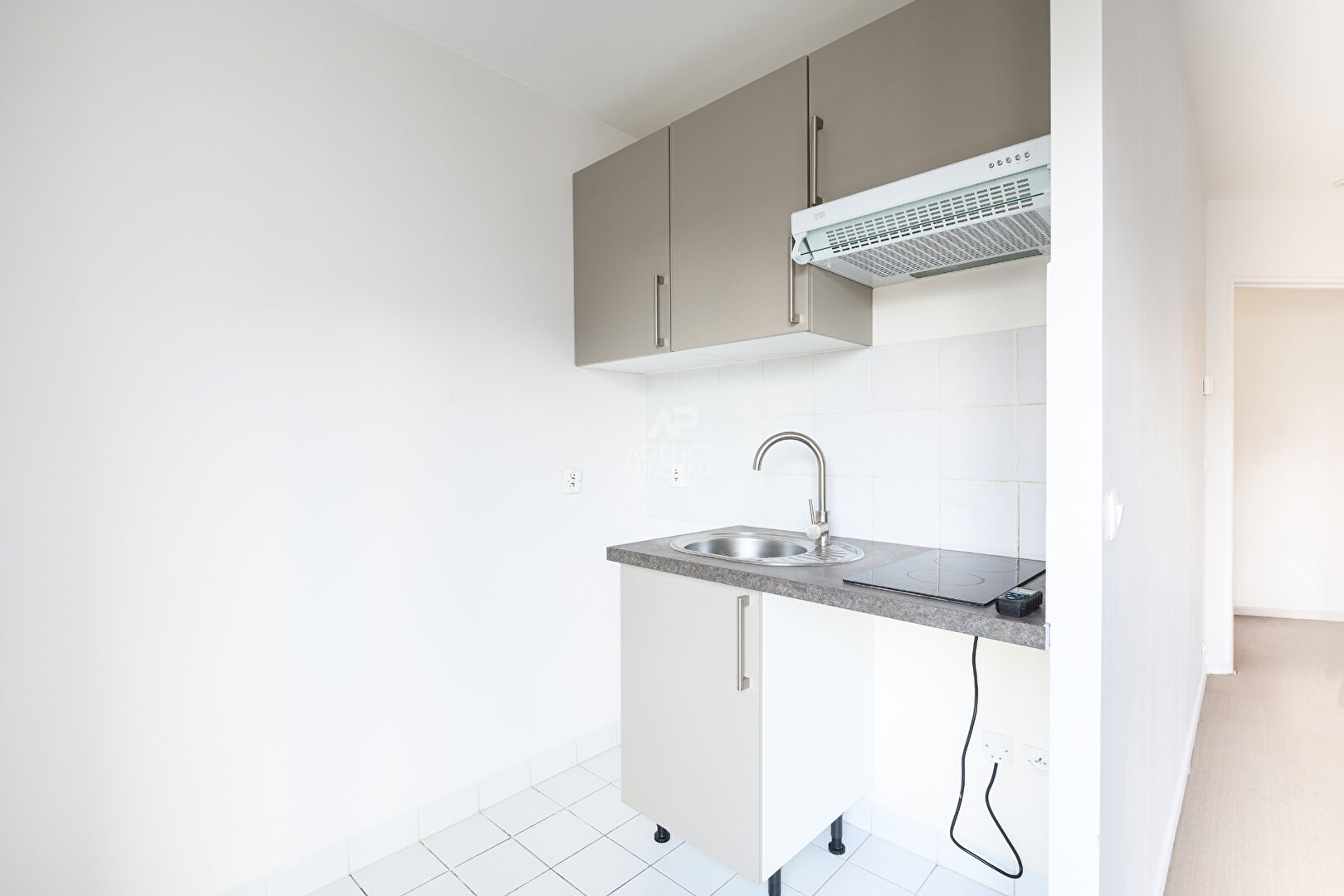 UN STUDIO LUMINEUX AVEC BALCON ET PARKING. - Photo 3