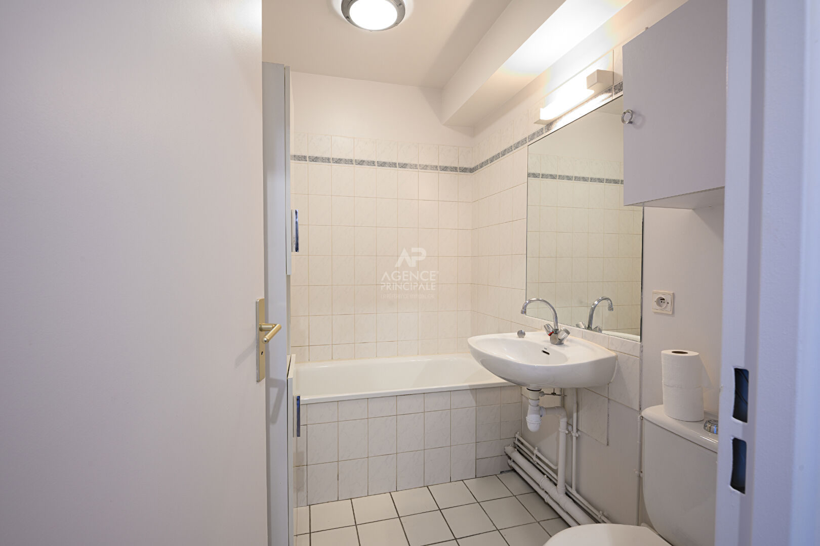 UN STUDIO LUMINEUX AVEC BALCON ET PARKING. - Photo 4
