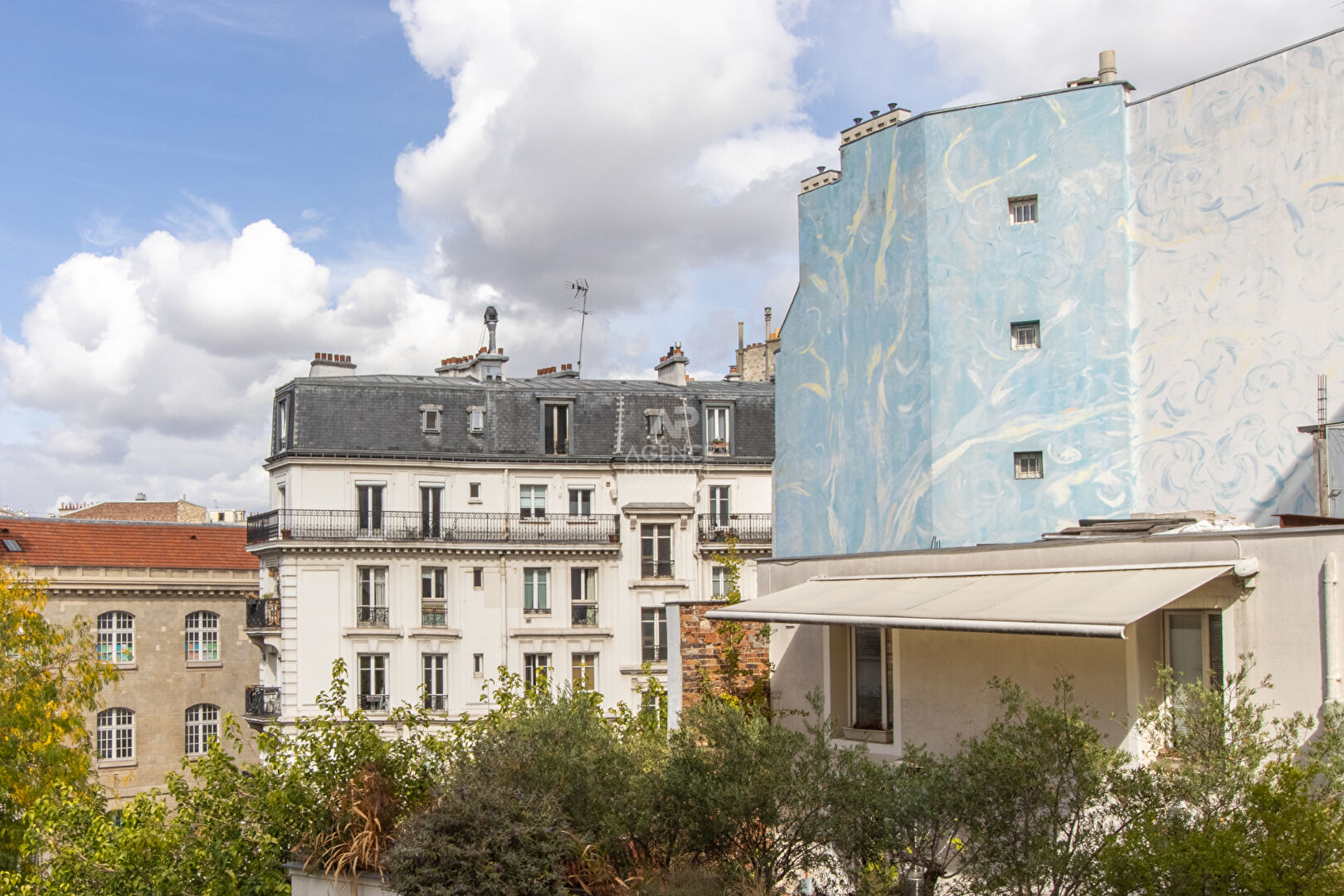 MONTMARTRE - DERNIER ÉTAGE - IMMEUBLE ANCIEN - EMPLACEMENT RECHERCHÉ